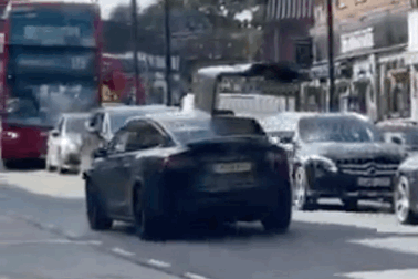 Tài xế chơi ngông, xe Tesla bị xe buýt vả gãy cánh cửa