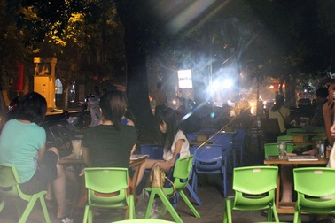 Hà Nội: Hàng quán bủa vây “phá nát” vỉa hè phố Hai Bà Trưng