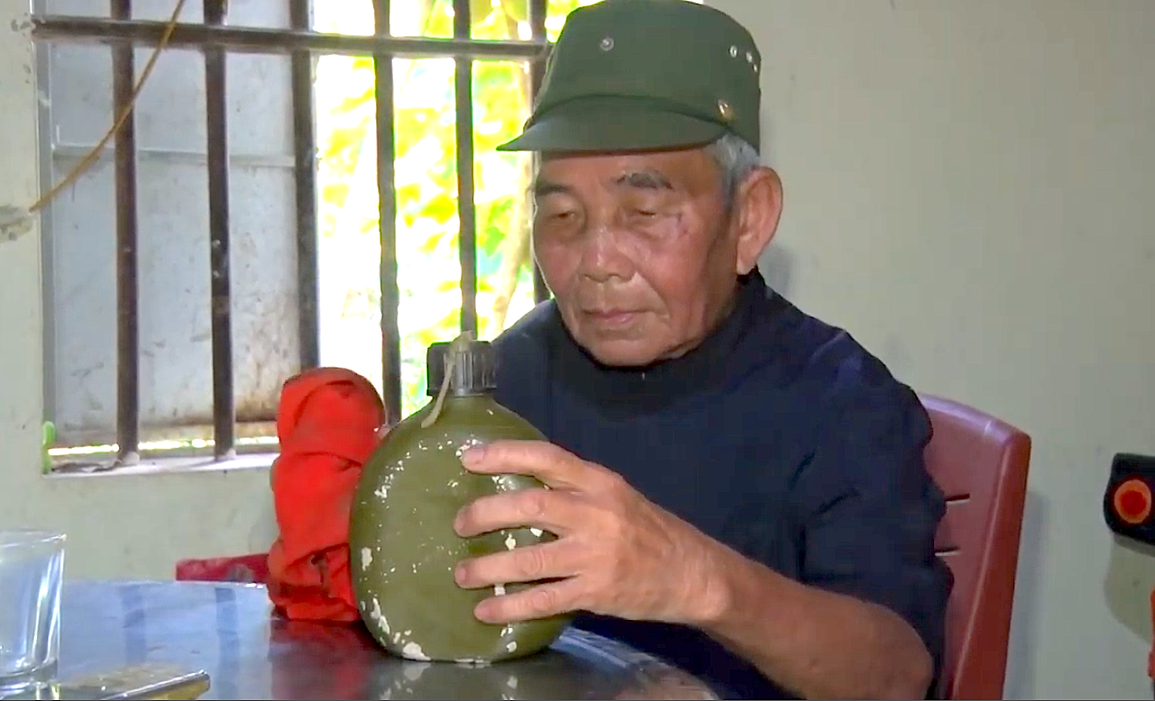 chiếc bình tông Bác tặng là những kỷ vật thời còn đi học ở Trường Sư phạm miền núi Nghệ An được thầy Thám lưu giữ rất cẩn thận. chiếc bình tông Bác tặng là những kỷ vật thời còn đi học ở Trường Sư phạm miền núi Nghệ An được thầy Thám lưu giữ rất cẩn thận.