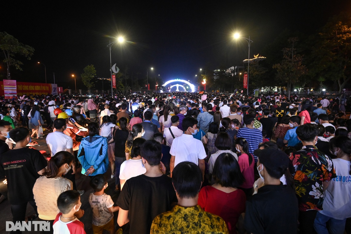 Biển người kẹt cứng, chôn chân tìm lối về sau lễ bắn pháo hoa dịp giỗ Tổ - 9 Biển người kẹt cứng, chôn chân tìm lối về sau lễ bắn pháo hoa dịp giỗ Tổ - 9