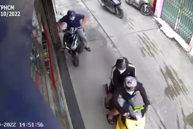 Nhóm cướp giật xịt hơi cay tấn công nạn nhân ở TPHCM