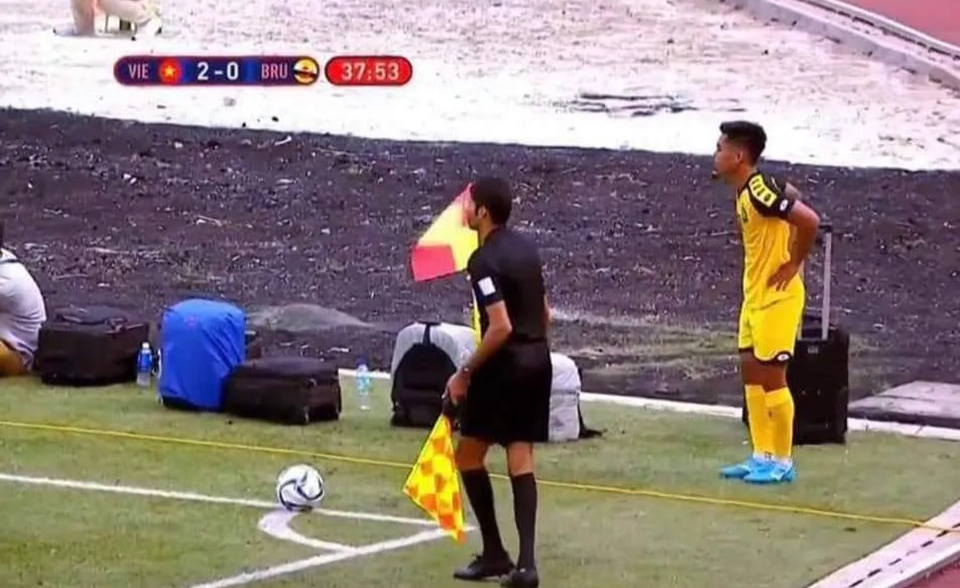 Phòng thay đồ nhếch nhác, U22 Brunei để hành lý ngoài... đường piste - 2 Phòng thay đồ nhếch nhác, U22 Brunei để hành lý ngoài... đường piste - 2