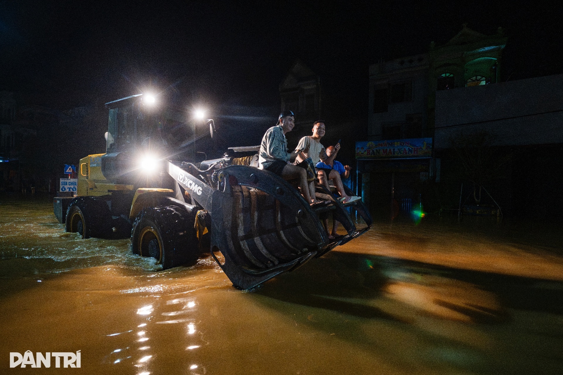 Bỏ ti vi, tủ lạnh... người dân Bắc Ninh trắng đêm chạy lũ lịch sử - 13 Bỏ ti vi, tủ lạnh... người dân Bắc Ninh trắng đêm chạy lũ lịch sử - 13