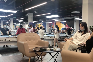 Hàng trăm người tụ tập vui chơi trong quán bi-a ở Hà Nội bất chấp lệnh cấm