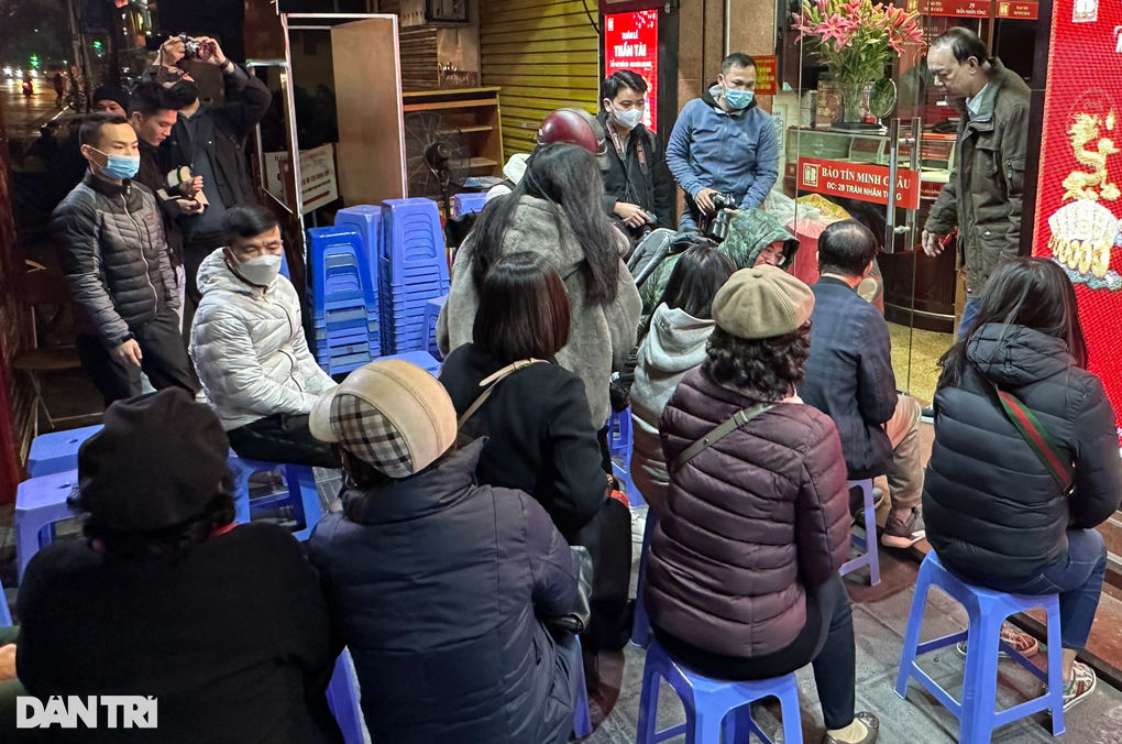 Nhà vàng xếp ghế săn khách nhưng đến 7h đã hết khách chờ - 1 Nhà vàng xếp ghế săn khách nhưng đến 7h đã hết khách chờ - 1