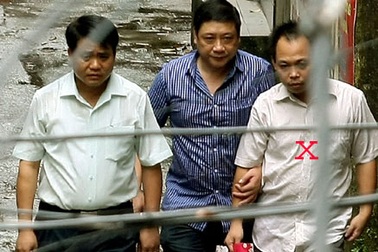 Tướng Chung một mình thương thuyết với kẻ bắt cóc như thế nào?