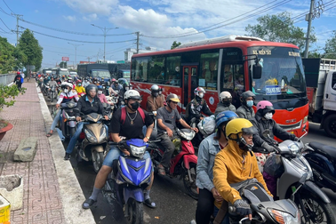 Người dân ùn ùn về quê nghỉ Tết Dương lịch, cầu Rạch Miễu kẹt cứng