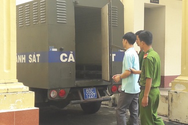 Cha đạp chết con rồi mang xác chôn bên hông nhà