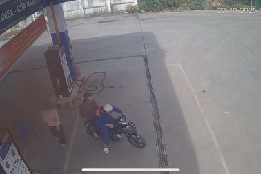 Chồng để quên vợ ở cây xăng, nam nhân viên hô hoán đuổi theo 8km