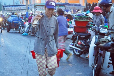Những đôi quang gánh mưu sinh ở cảng cá