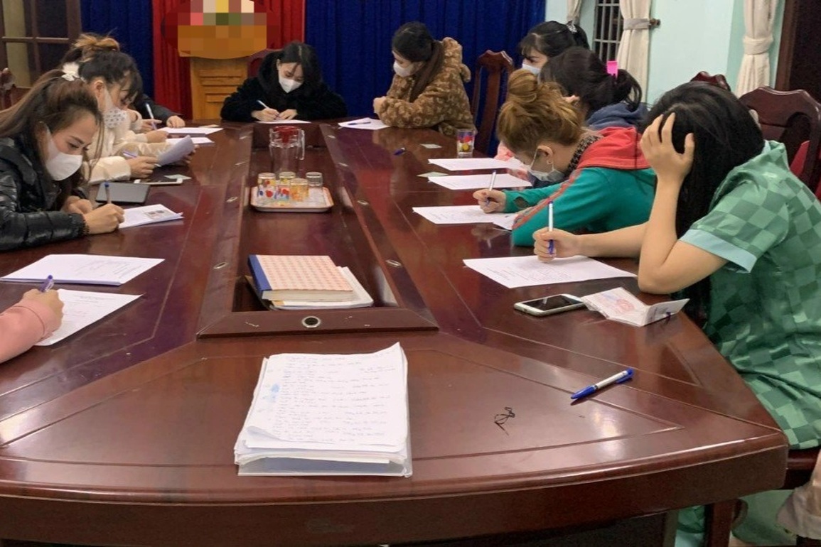 Bắt quả tang 19 nam nữ thanh niên mở tiệc ma túy trong quán karaoke - 2 Bắt quả tang 19 nam nữ thanh niên mở tiệc ma túy trong quán karaoke - 2
