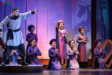 Nhà hát Lớn Hà Nội chật kín khán giả xem “Ngàn năm mây trắng“