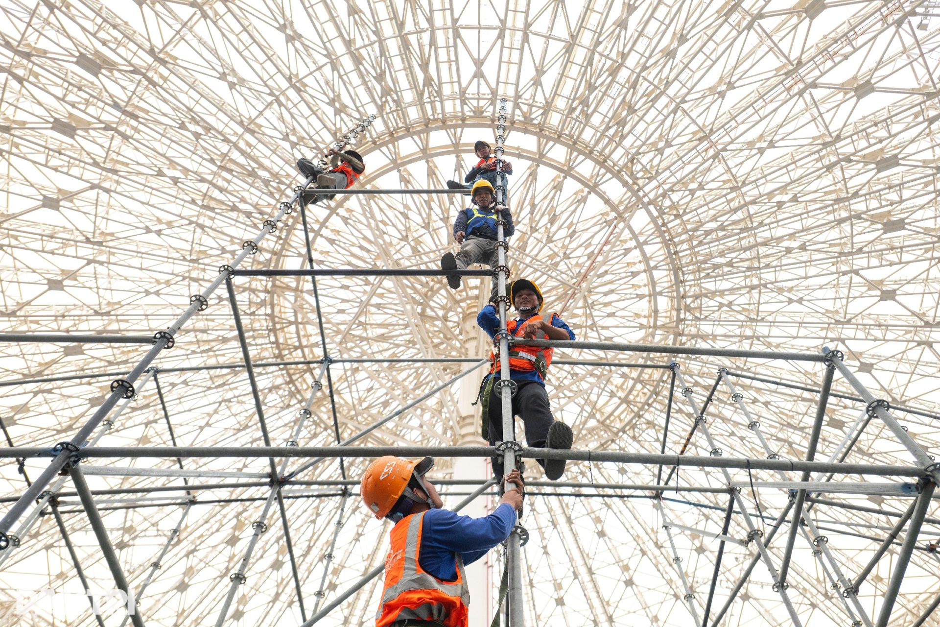 Se están terminando rápidamente miles de stands para la Feria de Otoño de 2025 - 10 Hàng nghìn gian hàng gấp rút hoàn thiện, sẵn sàng cho Hội chợ Mùa thu 2025 - 10