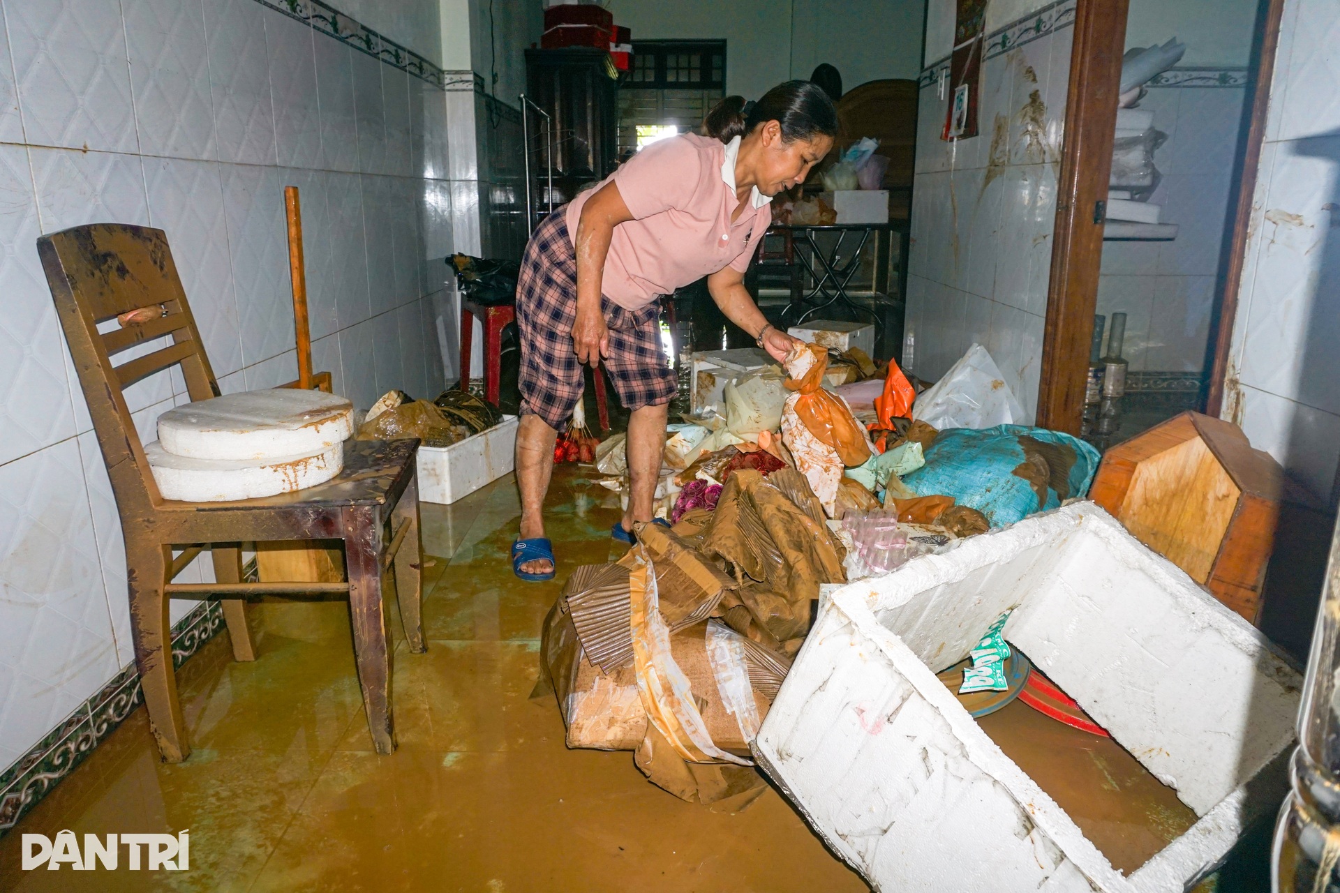 Gia đình tôi không còn đồ dùng gì nguyên vẹn sau khi nước rút! - 4 Gia đình tôi không còn đồ dùng gì nguyên vẹn sau khi nước rút! - 4