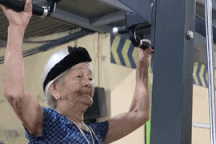 Cụ bà gần 100 tuổi hăng say lên xà, kéo tạ, chạy bộ mỗi ngày