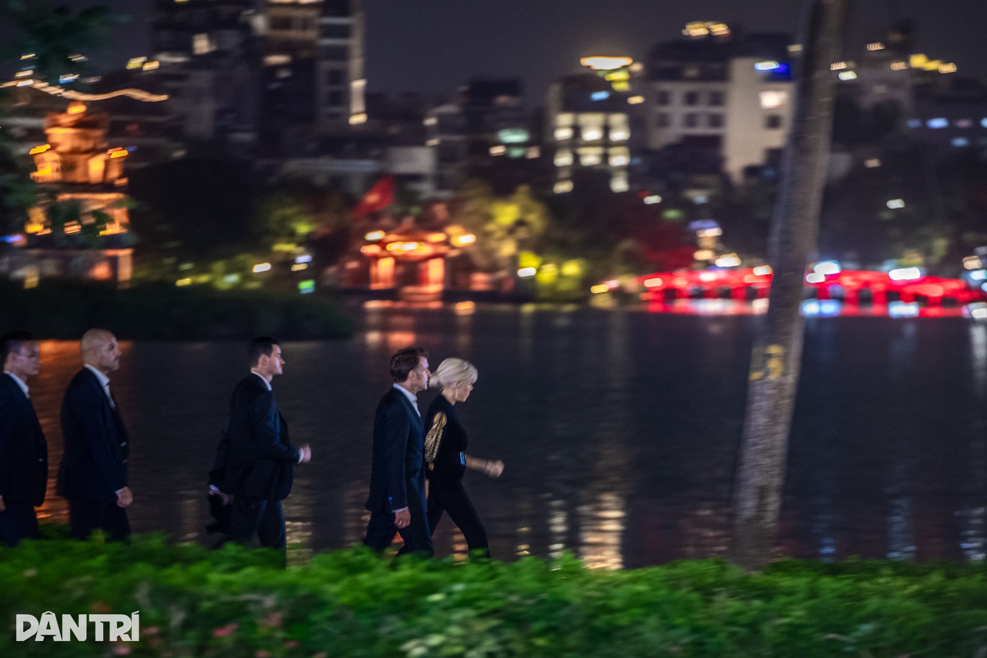 Tổng thống Pháp Emmanuel Macron dạo quanh hồ Hoàn Kiếm, bắt tay người dân - 10 Tổng thống Pháp Emmanuel Macron dạo quanh hồ Hoàn Kiếm, bắt tay người dân - 10