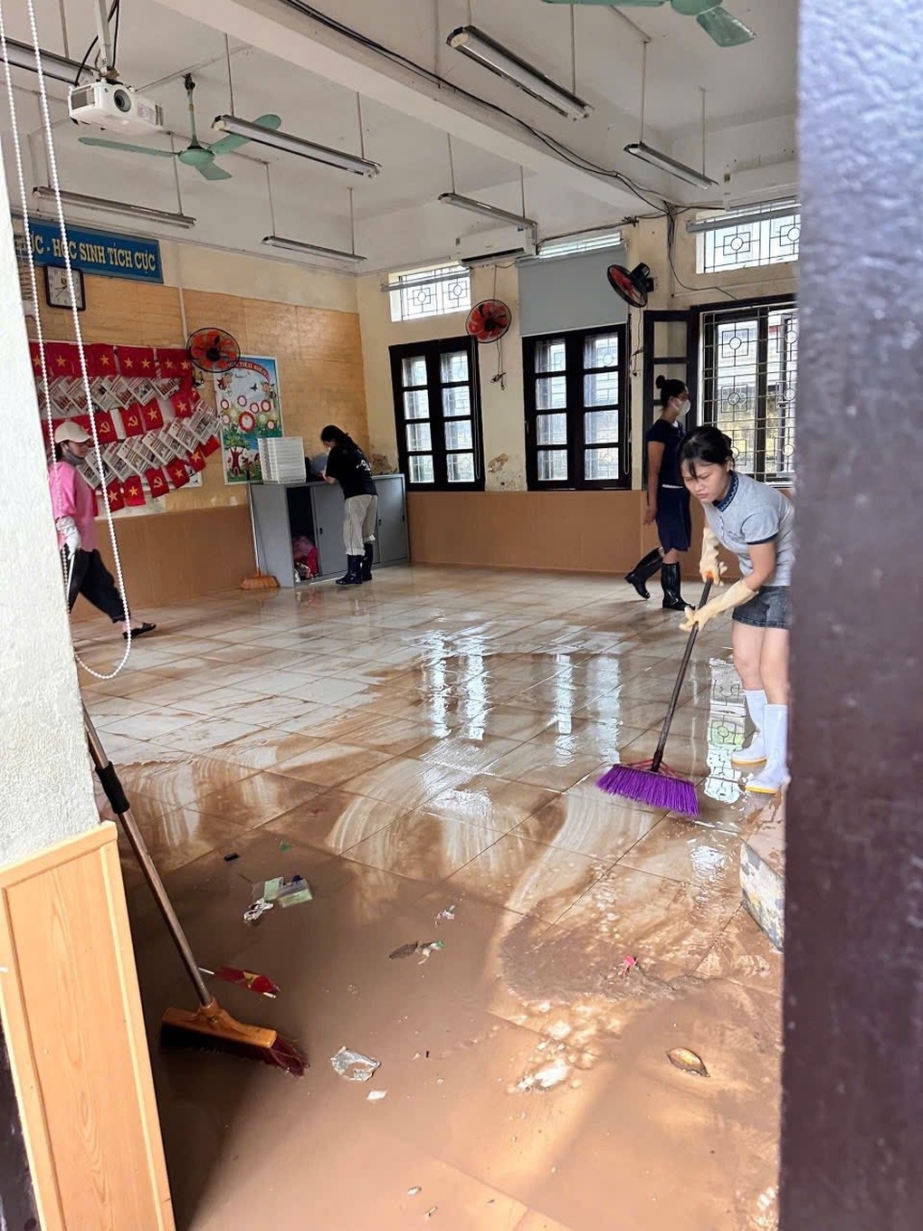 Trường học giữa Hà Nội đóng cổng 10 ngày liên tiếp kể từ trận lụt 30/9 - 4 Trường học giữa Hà Nội đóng cổng 10 ngày liên tiếp kể từ trận lụt 30/9 - 4