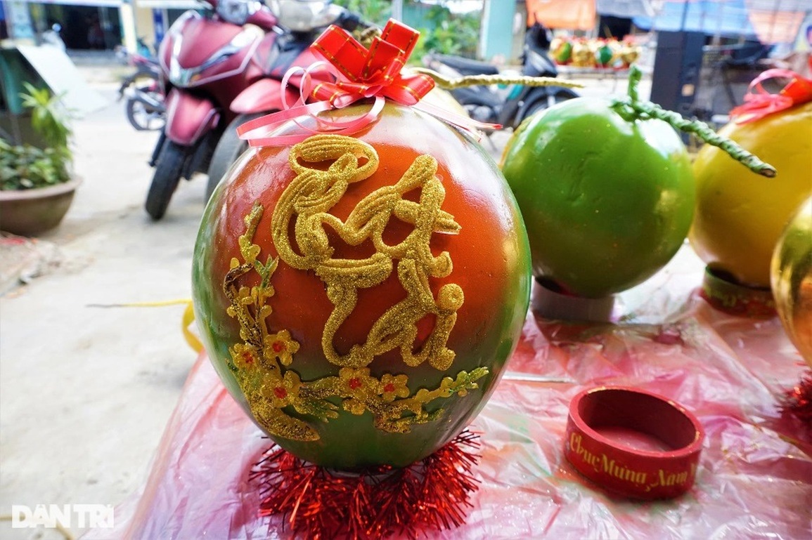 Dừa dát vàng 24k in hình linh vật hổ, hàng độc chơi Tết, đại gia săn lùng - 4 Dừa dát vàng 24k in hình linh vật hổ, hàng độc chơi Tết, đại gia săn lùng - 4