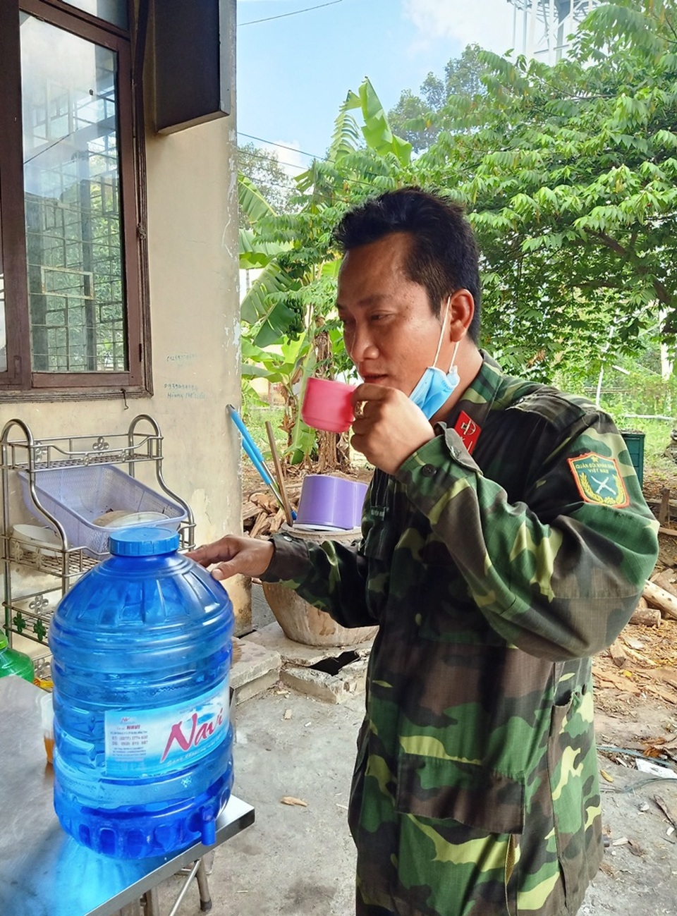 Áo chiến sĩ đẫm mồ hôi cho những suất cơm nghĩa tình trong khu cách ly - 9 Áo chiến sĩ đẫm mồ hôi cho những suất cơm nghĩa tình trong khu cách ly - 9