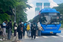 Sinh viên TPHCM chật vật khi xe buýt 33 bỏ trạm Ký túc xá Khu B