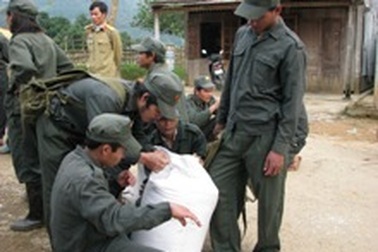 Huy động dân quân gùi gạo cứu đói cho dân