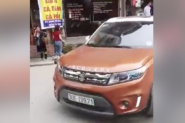 Bị CSGT nhắc nhở, nữ tài xế đỗ xe chắn ngang đường thách thức