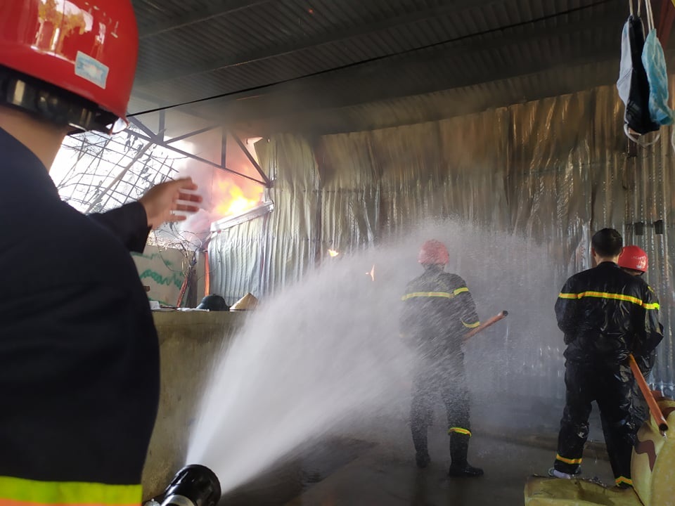 Đang cháy lớn trong khu công nghiệp tại Thanh Hóa - 6 Đang cháy lớn trong khu công nghiệp tại Thanh Hóa - 6