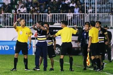 Tranh cãi ở lượt đi tứ kết cúp quốc gia: Trọng tài là nguyên nhân hay nạn nhân?
