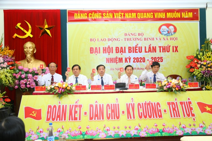 Đại hội Đại biểu Đảng bộ Bộ LĐ-TB&XH lần thứ IX, nhiệm kỳ 2020 – 2025: Đại hội của đoàn kết, dân chủ, kỷ cương và trí tuệ - Ảnh 2. Đại hội Đại biểu Đảng bộ Bộ LĐ-TB&XH lần thứ IX, nhiệm kỳ 2020 – 2025: Đại hội của đoàn kết, dân chủ, kỷ cương và trí tuệ - Ảnh 2.
