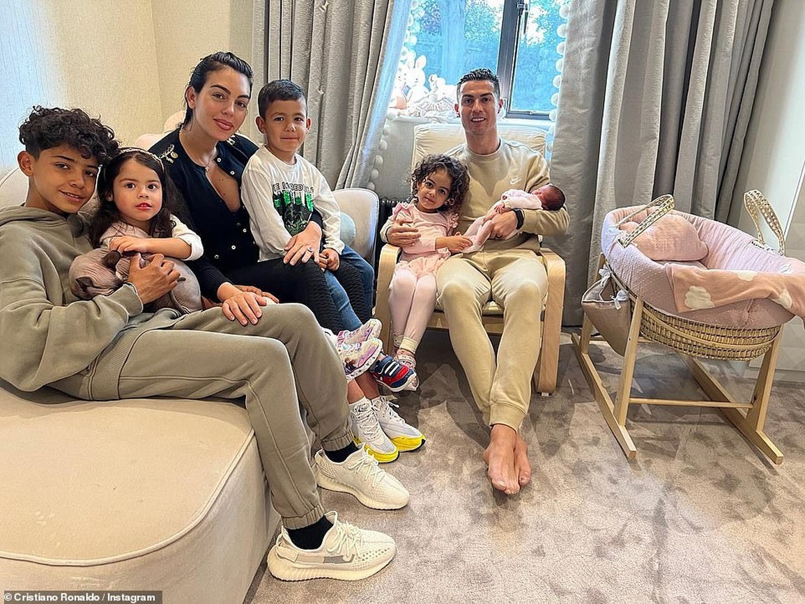 C.Ronaldo lần đầu khoe con gái nhỏ đầy cảm động sau cú sốc mất con trai - 2 C.Ronaldo lần đầu khoe con gái nhỏ đầy cảm động sau cú sốc mất con trai - 2
