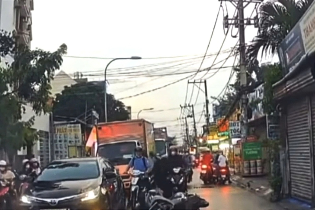 Nam sinh bị đánh giữa đường ở TPHCM - 1 Nam sinh bị đánh giữa đường ở TPHCM - 1