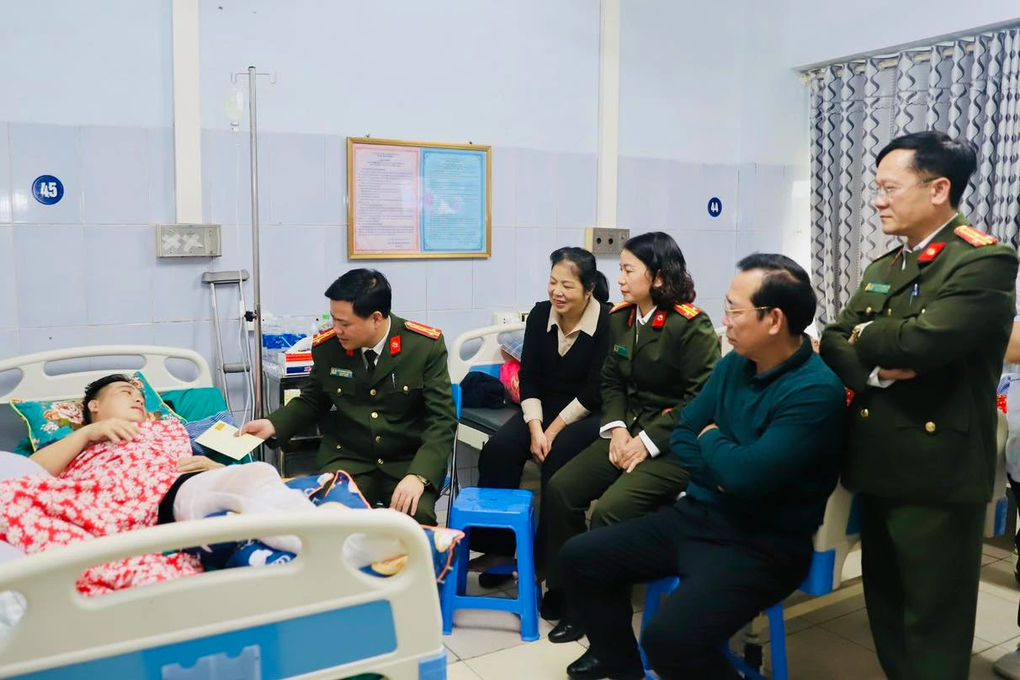 Cán bộ CSGT bị người vi phạm tông gãy chân - 1 Cán bộ CSGT bị người vi phạm tông gãy chân - 1