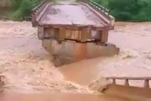 Nhiều cây cầu bị lũ cuốn sập ở Kon Tum