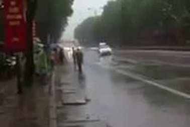 Tài xế lái xe tải cắt ngang đoàn xe hộ tống của Tổng thống Mỹ Obama tại Hà Nội.