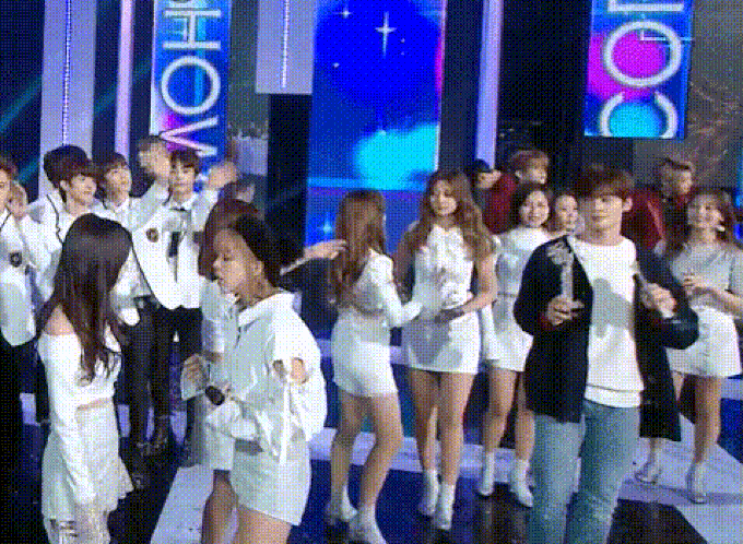 Sana và Jungyeon (TWICE) khẩu chiến gay gắt ngay trên sân khấu mặc kệ máy quay, hoá ra chị chị em em bấy lâu nay chỉ đến thế? - Ảnh 2. Sana và Jungyeon (TWICE) khẩu chiến gay gắt ngay trên sân khấu mặc kệ máy quay, hoá ra chị chị em em bấy lâu nay chỉ đến thế? - Ảnh 2.