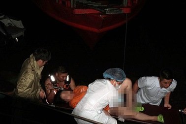 Cứu sản phụ chuyển dạ nguy kịch ngoài đảo xa giữa đêm mưa gió