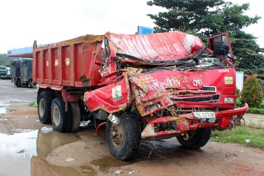 Quốc lộ “nát bươm”, hàng loạt xe tải gặp nạn trong đêm