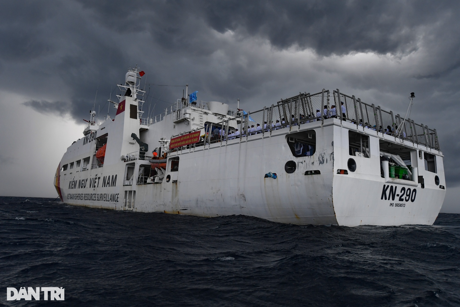 Mưa trắng trời phút tưởng niệm các anh hùng, liệt sĩ hi sinh tại Trường Sa - 5