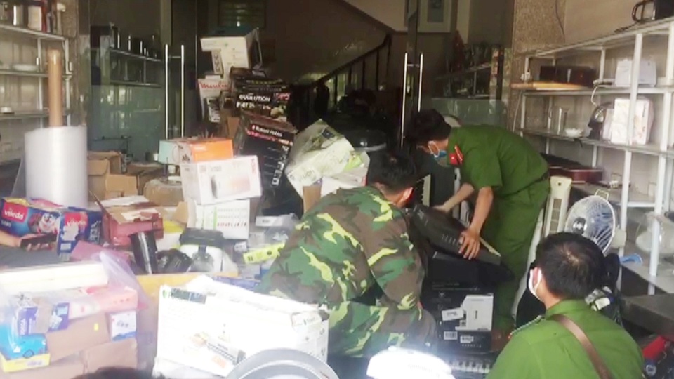 Cận cảnh hơn 1,3 tấn hàng nghi lậu chất đầy nhà thượng tá biên phòng - 3 Cận cảnh hơn 1,3 tấn hàng nghi lậu chất đầy nhà thượng tá biên phòng - 3