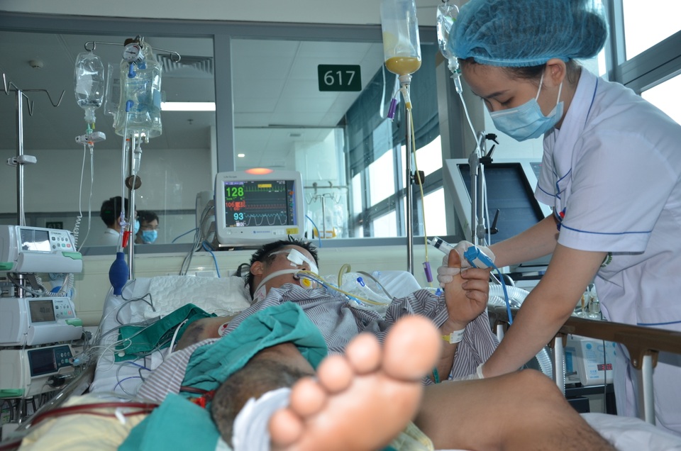 Hơn 120 triệu của bạn đọc đến với người bố nguy kịch vì xe máy đè dưới ao - 2 Hơn 120 triệu của bạn đọc đến với người bố nguy kịch vì xe máy đè dưới ao - 2