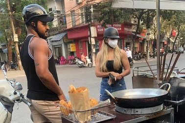 Vợ chồng Xuân Son mua bánh chuối gây sốt, chủ quầy chia sẻ về "khách ruột"