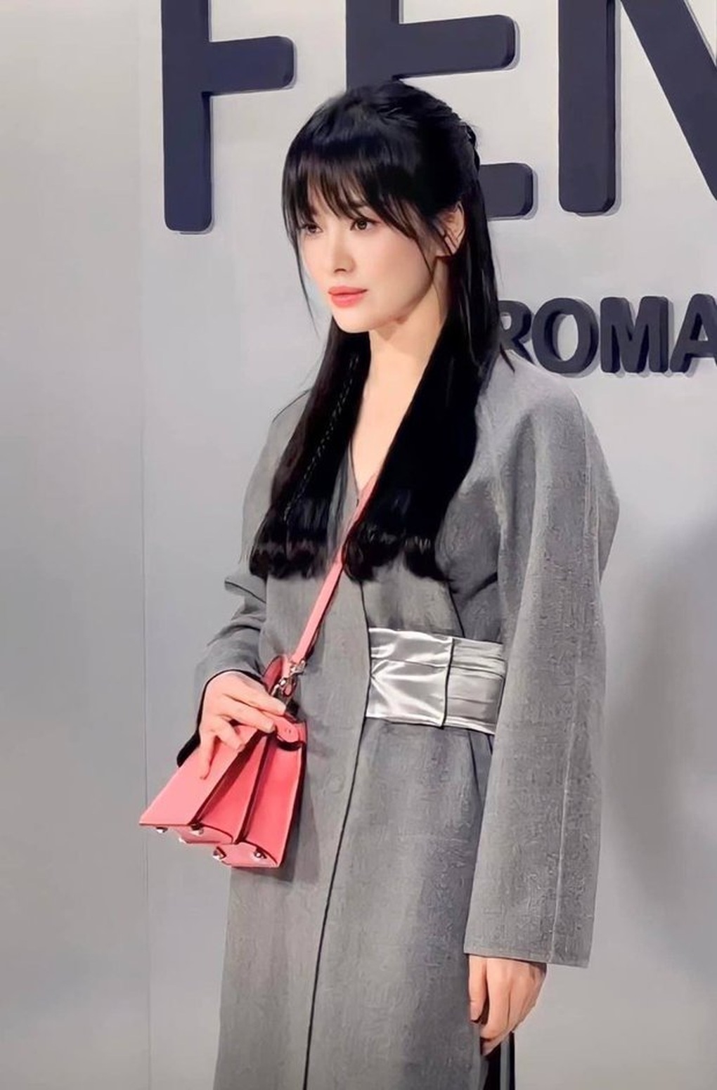 Song Hye Kyo đại náo show diễn thời trang quốc tế nhờ nhan sắc không tuổi - 5 Song Hye Kyo đại náo show diễn thời trang quốc tế nhờ nhan sắc không tuổi - 5