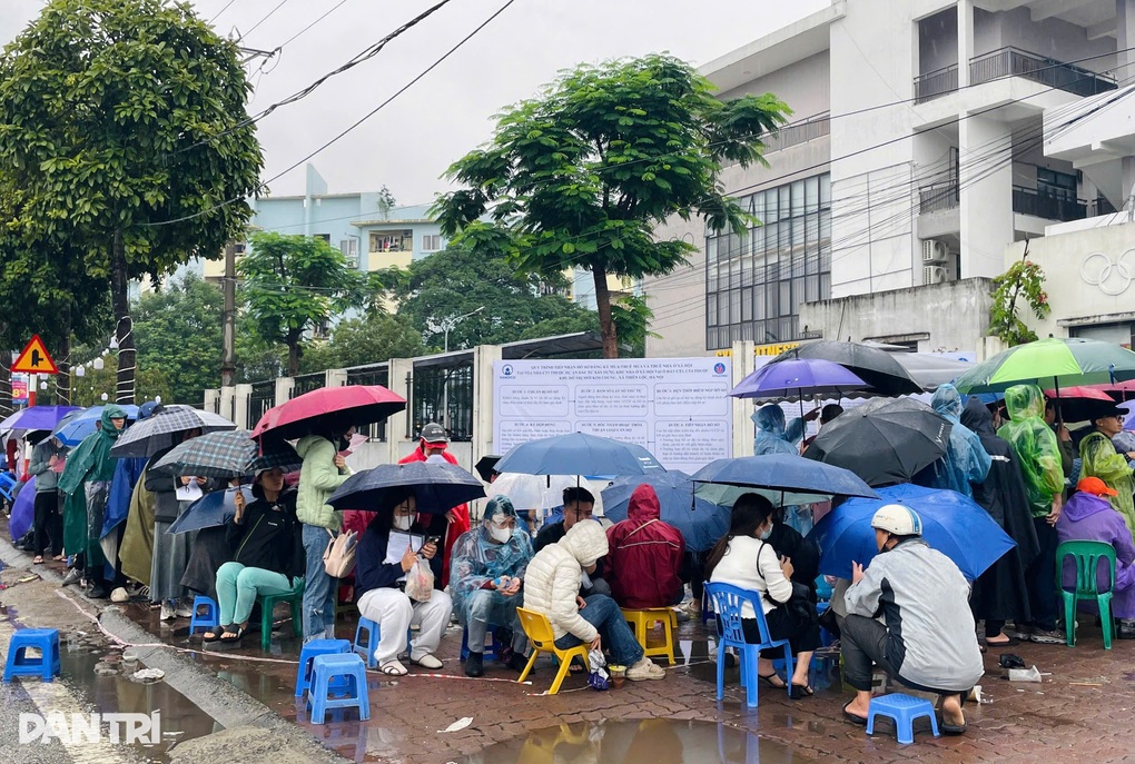 Chủ đầu tư nói lý do để dân xếp hàng dài nộp hồ sơ mua nhà - 2