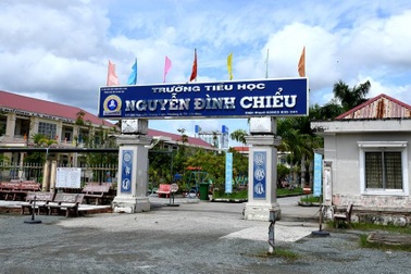 Ngày đầu tiên mở cửa trường học, hàng ngàn học sinh không đến lớp