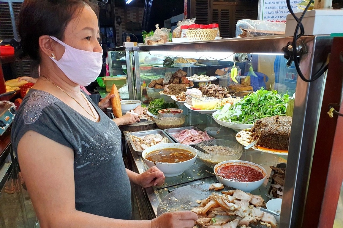 Bị kêu gọi tẩy chay vì hách dịch, chủ bánh mì Phượng Hội An nói gì? - 4 Bị kêu gọi tẩy chay vì hách dịch, chủ bánh mì Phượng Hội An nói gì? - 4