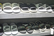 Khởi tố chủ hộ kinh doanh 1.400 đôi giày dép Nike, Adidas giả ở TPHCM