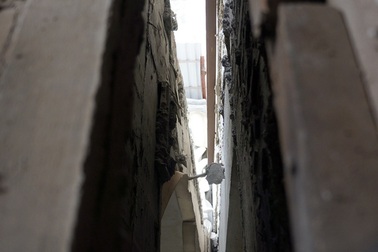 Chuyện lạ Hà Nội: Chung cư nứt toác, dân đi... sơ tán