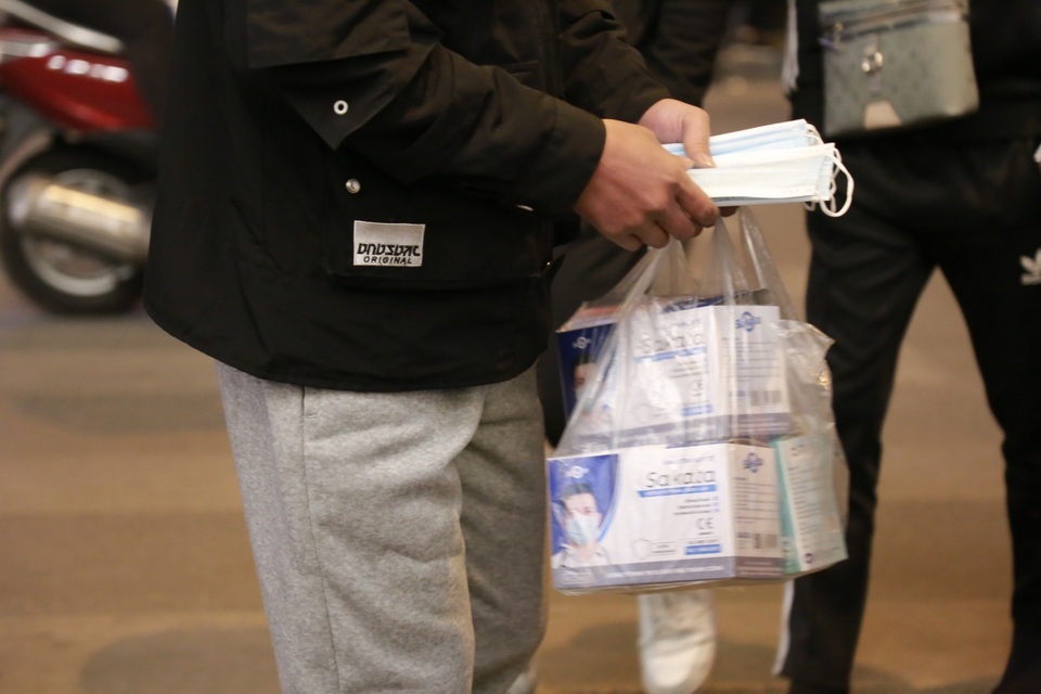 Khẩu trang đắt hàng trên phố đi bộ đêm giao thừa - 4 Khẩu trang đắt hàng trên phố đi bộ đêm giao thừa - 4