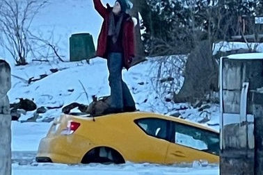 Cô gái "nhận quả đắng" khi "nghịch dại" trèo lên ô tô sắp chìm dưới hố băng