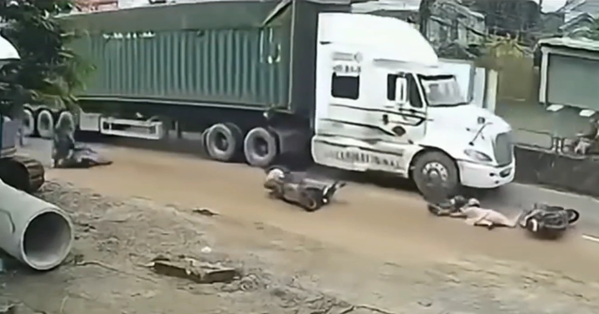 The clip "a group of motorcyclists escaped death under the wheels of a container" stood out last week